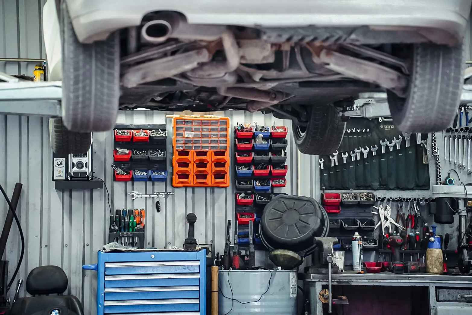 Autobrothers meistras tikrina automobilio važiuoklę